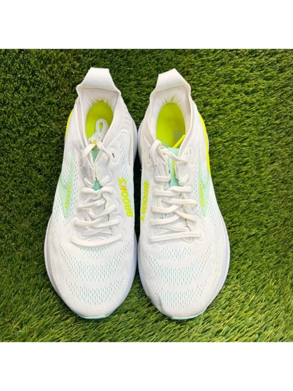 Brooks Adrenaline GTS 25 Womens Size 8 White Athletic Running Shoes Sneakers